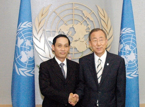 Đại sứ Việt Nam Lê Hoài Trung (trái) và Tổng thư ký Liên hợp quốc Ban Ki-Moon.